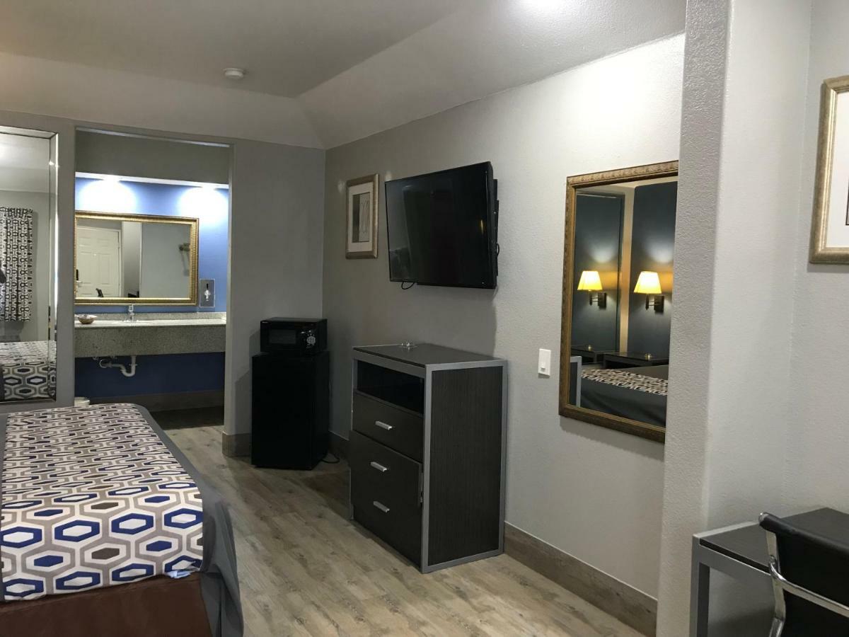 Camelot Inn And Suites Aldine Exterior foto