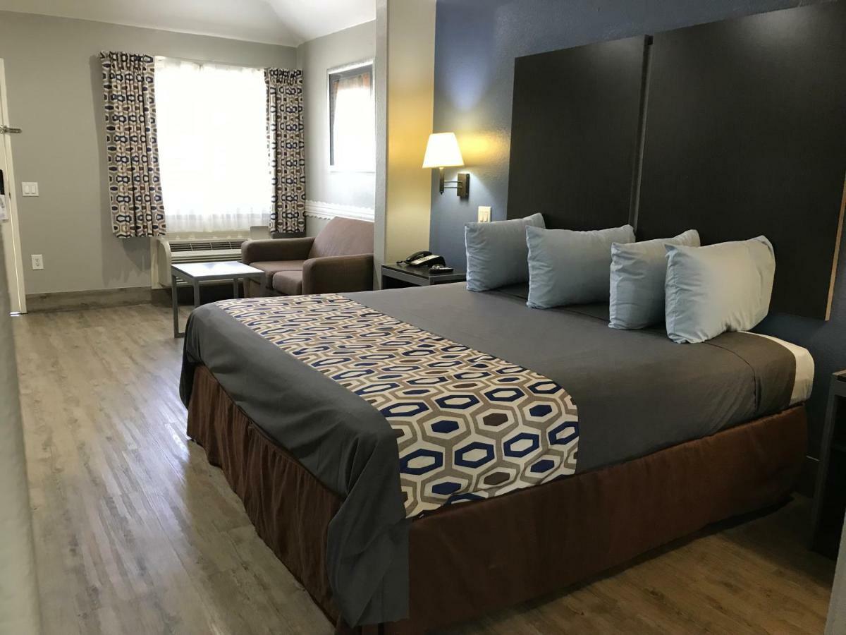 Camelot Inn And Suites Aldine Exterior foto