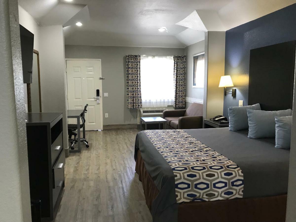 Camelot Inn And Suites Aldine Exterior foto